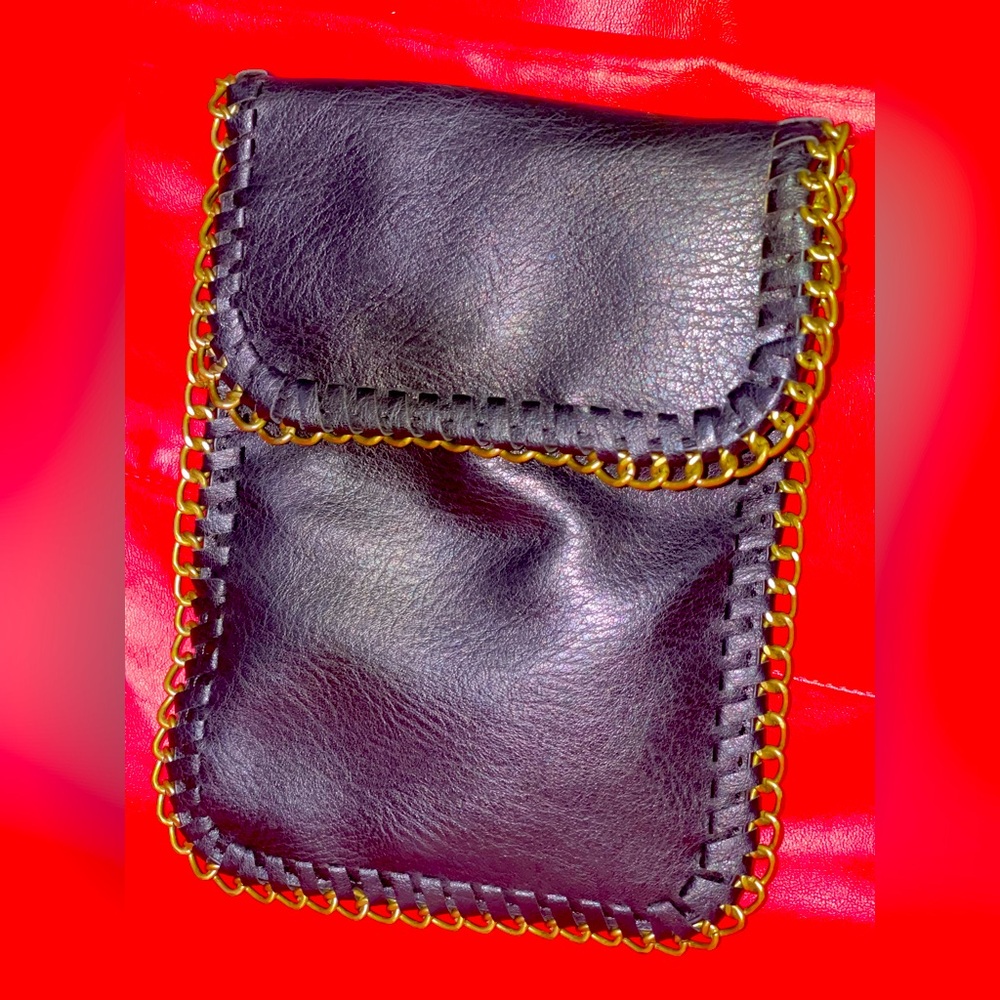 Unbranded Unisex Black Leather with Bronze Chain Accent & Strap Pouch. NWOT